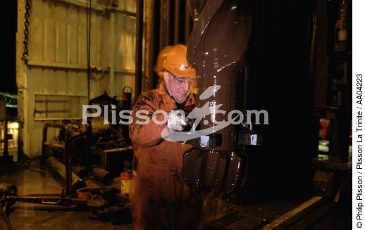 Homme au travail sur une plateforme pétrolière. - © Philip Plisson / Plisson La Trinité / AA04223 - Nos reportages photos - Ecosse