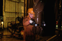 Homme au travail sur une plateforme pétrolière. © Philip Plisson / Plisson La Trinité / AA04223 - Nos reportages photos - Ecosse