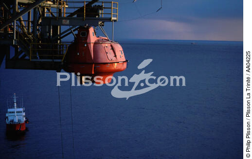 Plateforme pétrolière. - © Philip Plisson / Plisson La Trinité / AA04225 - Nos reportages photos - Ecosse