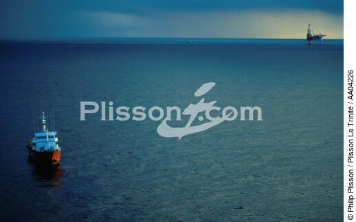Bateau devant une plateforme pétrolière. - © Philip Plisson / Plisson La Trinité / AA04226 - Photo Galleries - Scotland