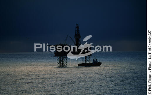 Plateforme de nuit. - © Philip Plisson / Plisson La Trinité / AA04227 - Photo Galleries - Oil industry