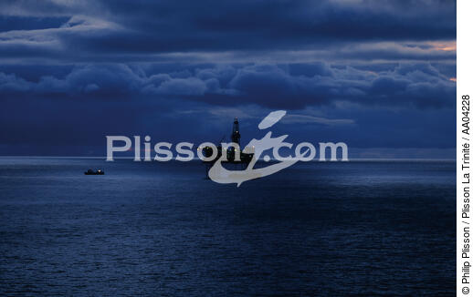 Plateforme de nuit. - © Philip Plisson / Plisson La Trinité / AA04228 - Photo Galleries - Oil industry