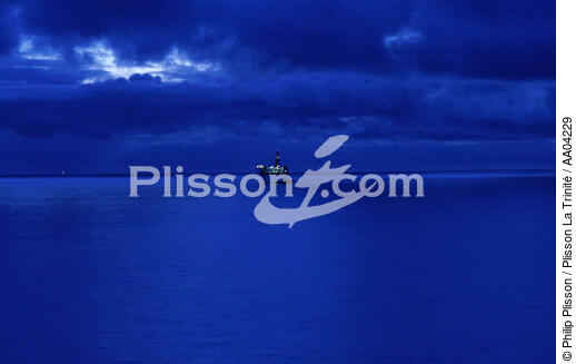 PLateforme de nuit. - © Philip Plisson / Plisson La Trinité / AA04229 - Nos reportages photos - Ecosse