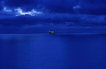 PLateforme de nuit. © Philip Plisson / Plisson La Trinité / AA04229 - Nos reportages photos - Ecosse