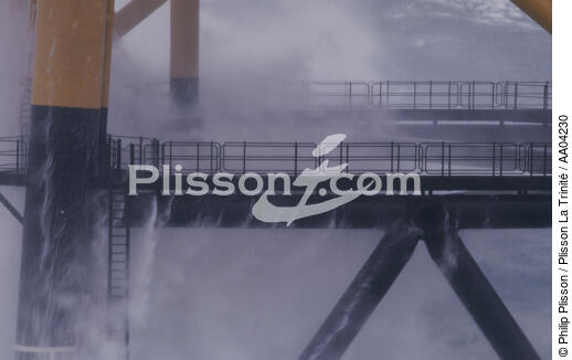 Vague sur la passerelle d'une plateforme. - © Philip Plisson / Plisson La Trinité / AA04230 - Photo Galleries - Oil industry