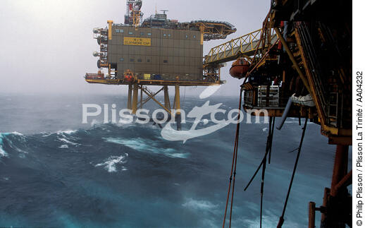 La plateforme pétrolière de Claymore en mer du nord. - © Philip Plisson / Plisson La Trinité / AA04232 - Photo Galleries - Oil industry