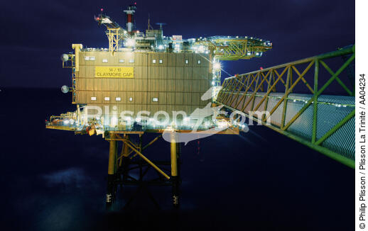 Plateforme pétrolière illuminée la nuit. - © Philip Plisson / Plisson La Trinité / AA04234 - Photo Galleries - Scotland