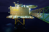 Plateforme pétrolière illuminée la nuit. © Philip Plisson / Plisson La Trinité / AA04234 - Nos reportages photos - Ecosse