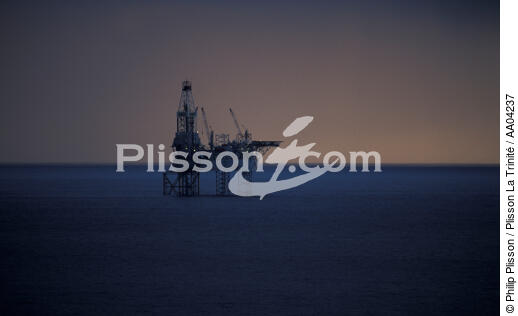 Magellan : plate forme pétrolière en mer du nord - © Philip Plisson / Plisson La Trinité / AA04237 - Nos reportages photos - Ecosse