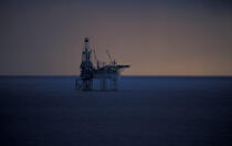 Magellan : plate forme pétrolière en mer du nord © Philip Plisson / Plisson La Trinité / AA04237 - Nos reportages photos - Ecosse