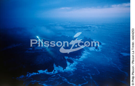 Les feux de la mer - © Philip Plisson / Plisson La Trinité / AA04253 - Nos reportages photos - Mer d'Iroise