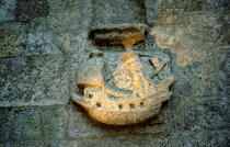 Nef sculpté dans le mur d'une église © Philip Plisson / Plisson La Trinité / AA04264 - Nos reportages photos - Ville [29]