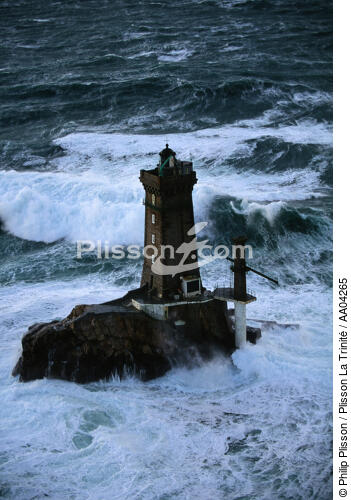 Le phare de la Vieille dans le Raz de Sein - © Philip Plisson / Plisson La Trinité / AA04265 - Nos reportages photos - Phare [29]