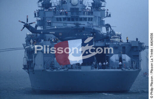 Le Jeanne d'Arc dans la brume. - © Philip Plisson / Plisson La Trinité / AA04556 - Nos reportages photos - Marine nationale
