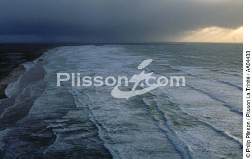 Trouée de lumière sur une plage. - © Philip Plisson / Plisson La Trinité / AA04433 - Photo Galleries - Cloud-break