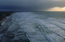 Trouée de lumière sur une plage. © Philip Plisson / Plisson La Trinité / AA04433 - Photo Galleries - Cloud-break