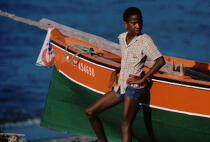 Enfant martiniquais accoudé à une barque. © Philip Plisson / Plisson La Trinité / AA04542 - Nos reportages photos - Bateau à rames