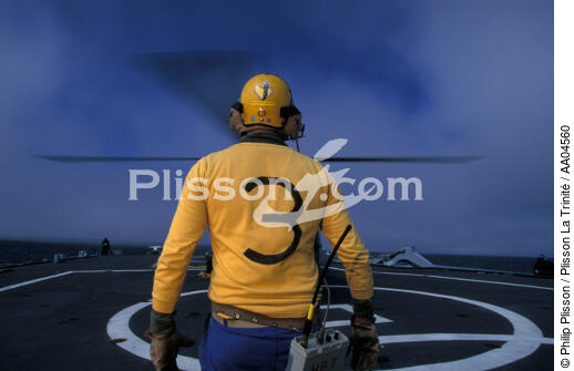 Personne manoeuvrant pour l'aterrissage d'un hèélicoptère. - © Philip Plisson / Plisson La Trinité / AA04560 - Nos reportages photos - Porte-hélicoptères