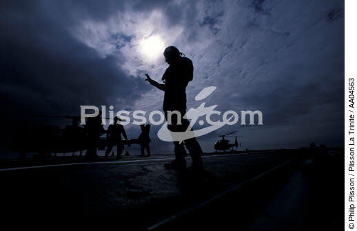Aterrissage d'un hélicoptère. - © Philip Plisson / Plisson La Trinité / AA04563 - Nos reportages photos - Marine nationale