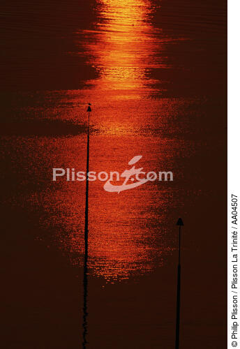 Couché de soleil sur 2 balises du chenal - © Philip Plisson / Plisson La Trinité / AA04507 - Nos reportages photos - Perche