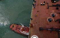 Equipage sur le pont d'un cargo. © Philip Plisson / Plisson La Trinité / AA04514 - Nos reportages photos - Remorqueur