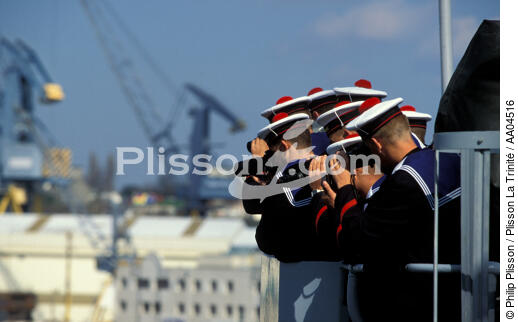 Navire de la marine quittant le port de Brest. - © Philip Plisson / Plisson La Trinité / AA04516 - Nos reportages photos - Porte-hélicoptères