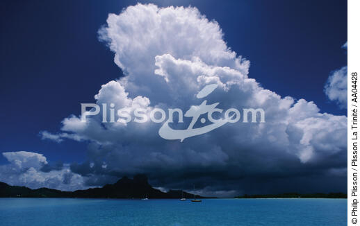 Nuages sur une montagne Polynésienne. - © Philip Plisson / Plisson La Trinité / AA04428 - Photo Galleries - Polynesia