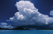 Nuages sur une montagne Polynésienne. © Philip Plisson / Plisson La Trinité / AA04428 - Nos reportages photos - Polynésie