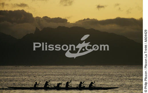 Pirogue en Polynésie française. - © Philip Plisson / Plisson La Trinité / AA04429 - Nos reportages photos - Pirogue