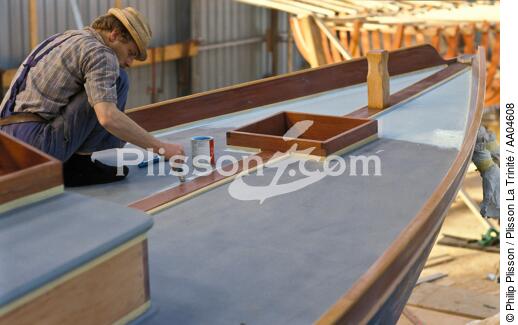 Homme travaillant au chantier du Guip. - © Philip Plisson / Plisson La Trinité / AA04608 - Nos reportages photos - Construction navale