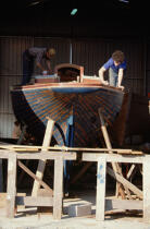 Travail sur un bateau au chantier du Guip. © Philip Plisson / Plisson La Trinité / AA04609 - Nos reportages photos - Moines [Ile aux]