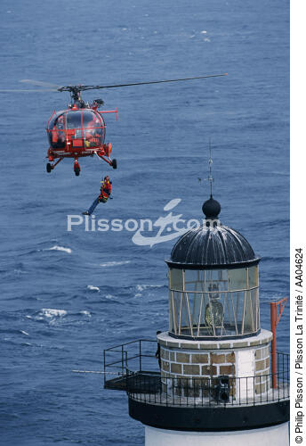 Relève du gardien sur Ar-Men. - © Philip Plisson / Plisson La Trinité / AA04624 - Nos reportages photos - Gardien de phare
