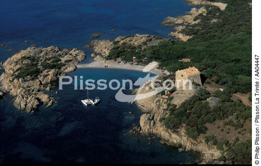 Bateaux au mouillage dans la région de Figari. - © Philip Plisson / Plisson La Trinité / AA04447 - Nos reportages photos - Site [Corse]