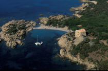 Bateaux au mouillage dans la région de Figari. © Philip Plisson / Plisson La Trinité / AA04447 - Photo Galleries - Corsica