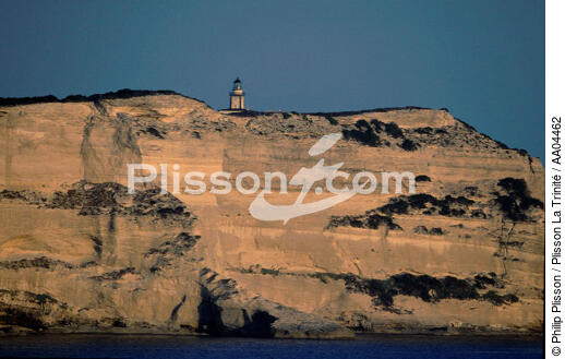 Phare de Pertusato niché sur la falaise. - © Philip Plisson / Plisson La Trinité / AA04462 - Photo Galleries - Pertusato