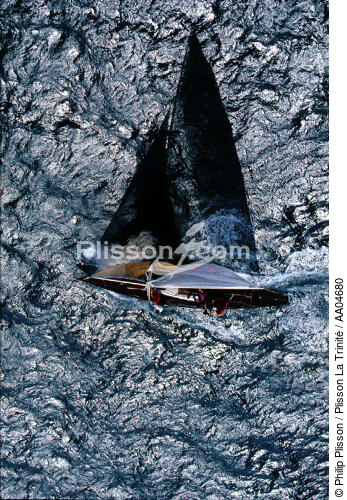 Ombre d'un voilier. - © Philip Plisson / Plisson La Trinité / AA04680 - Nos reportages photos - Monocoque de course