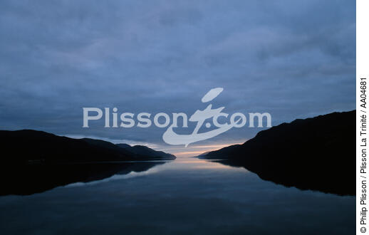 Reflet du Loch Ness. - © Philip Plisson / Plisson La Trinité / AA04681 - Nos reportages photos - Hydrologie