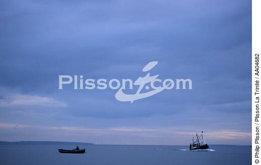 Le Connemara. - © Philip Plisson / Plisson La Trinité / AA04682 - Nos reportages photos - Ciel gris