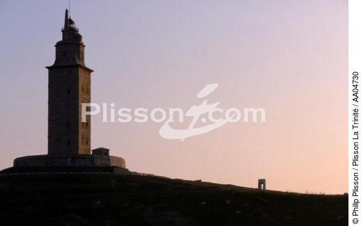 Phare de la Tour d'Hercule au crépuscule. - © Philip Plisson / Plisson La Trinité / AA04730 - Nos reportages photos - Galice
