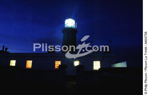 La nuit, le phare de Slyne Head, Irlande. - © Philip Plisson / Plisson La Trinité / AA04758 - Photo Galleries - Ireland, the green island