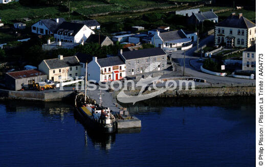 Bateau à quai, Inishmore. - © Philip Plisson / Plisson La Trinité / AA04773 - Nos reportages photos - Irlande, l'île verte