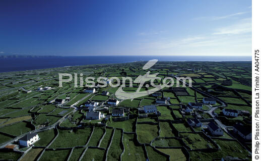 Vue aérienne de Inisheer. - © Philip Plisson / Plisson La Trinité / AA04775 - Photo Galleries - Ireland, the green island