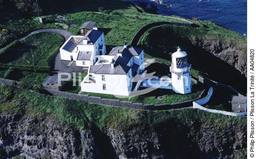 Le phare de Black Head. - © Philip Plisson / Plisson La Trinité / AA04820 - Nos reportages photos - Irlande, l'île verte