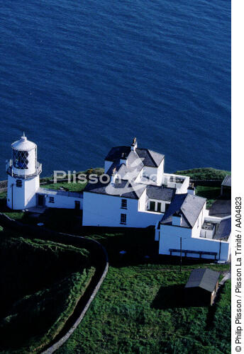 Sur la côte est irlandaise, le phare de Black Head. - © Philip Plisson / Plisson La Trinité / AA04823 - Nos reportages photos - Phares Irlande