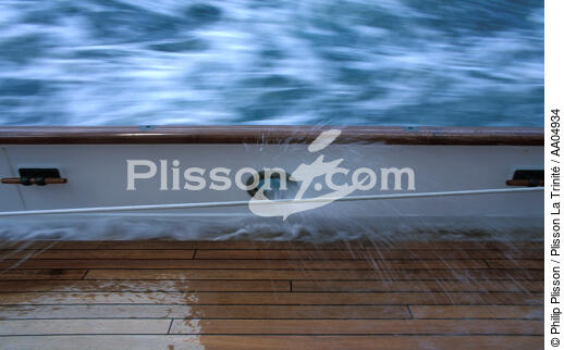 Vague sur le pont. - © Philip Plisson / Plisson La Trinité / AA04934 - Nos reportages photos - Les Grands voiliers