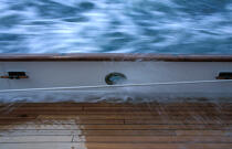 Vague sur le pont. © Philip Plisson / Plisson La Trinité / AA04934 - Nos reportages photos - Yachting