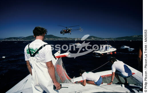 Catamaran en difficulté. - © Philip Plisson / Plisson La Trinité / AA05053 - Nos reportages photos - Catamaran de course