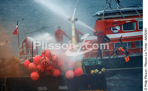 Incendie sur un chalutier. - © Philip Plisson / Plisson La Trinité / AA05061 - Nos reportages photos - Sauvetage en mer