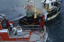 Intervention de la SNSM sur un chalutier. © Philip Plisson / Plisson La Trinité / AA05062 - Photo Galleries - Trawler