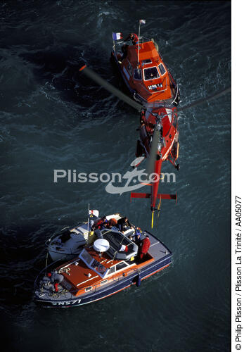 Sauvetage d'un canot à moteur. - © Philip Plisson / Plisson La Trinité / AA05077 - Nos reportages photos - Sauveteur en mer
